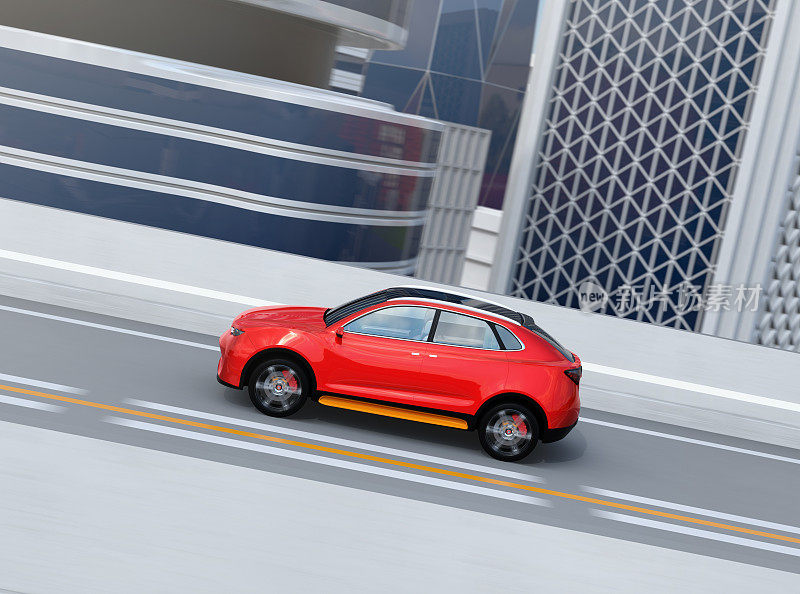 在高速公路上行驶的金属红色电动SUV的侧视图