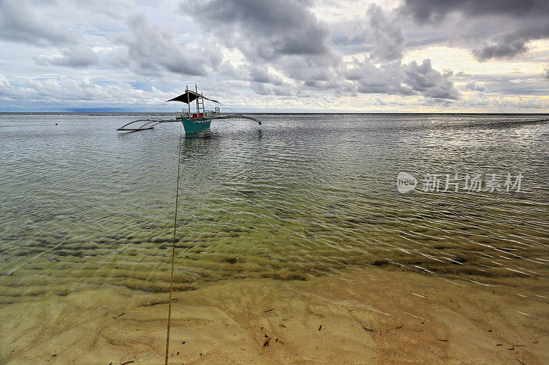 巴郎盖或邦加船搁浅在海滩上。蓬Ballo-Sipalay-Philippines。0327