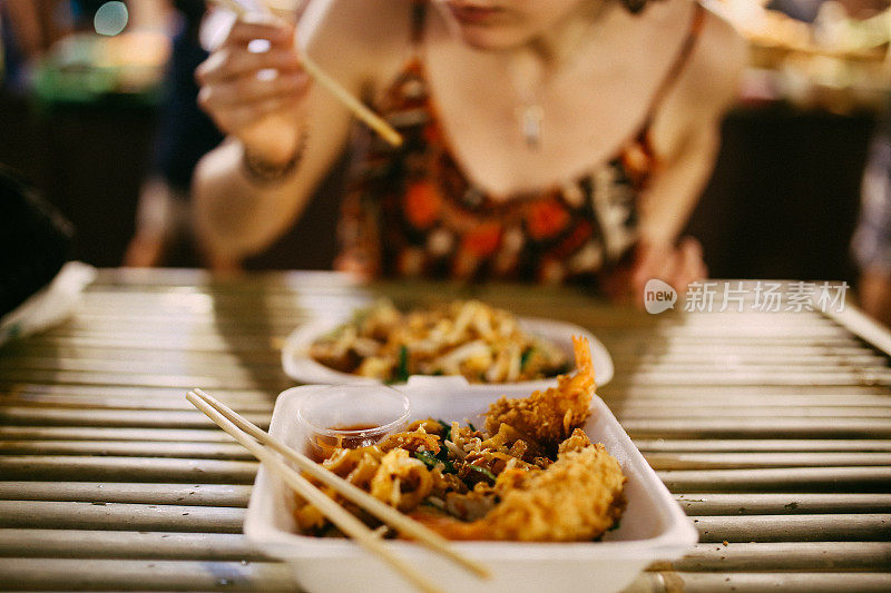 曼谷的泰国街头小吃，天妇罗虾配蔬菜