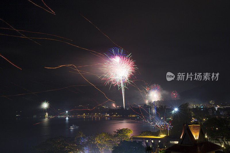 在新年前夕燃放烟花