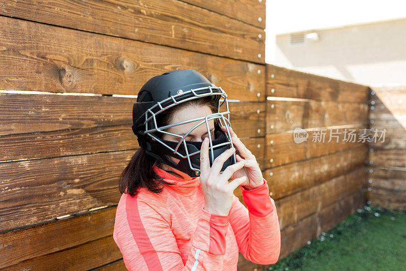 女人在美式橄榄球头盔的特写肖像