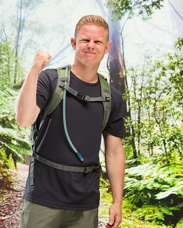 快乐的男性徒步旅行者在挥拳