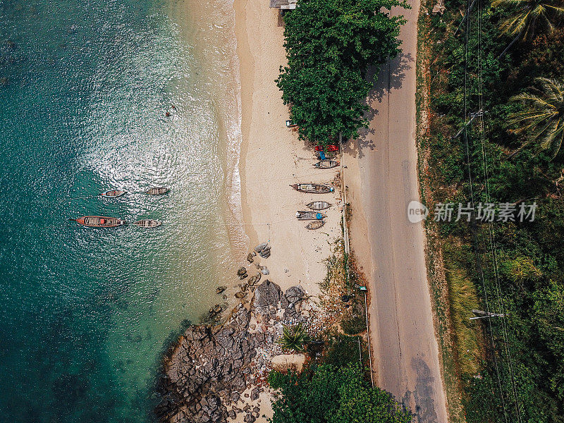 长尾船在泰国兰塔岛的海滨路上