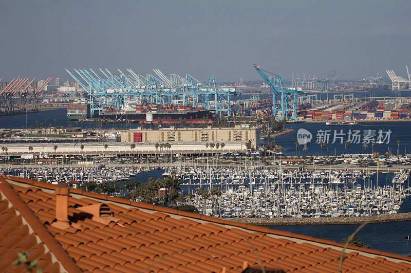 停靠在圣佩德罗长滩港。港口附近的起重机和船只