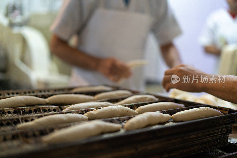 在面包店做面包