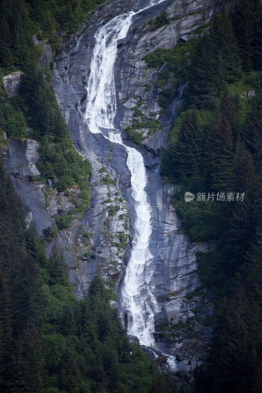 翠西海湾瀑布场景