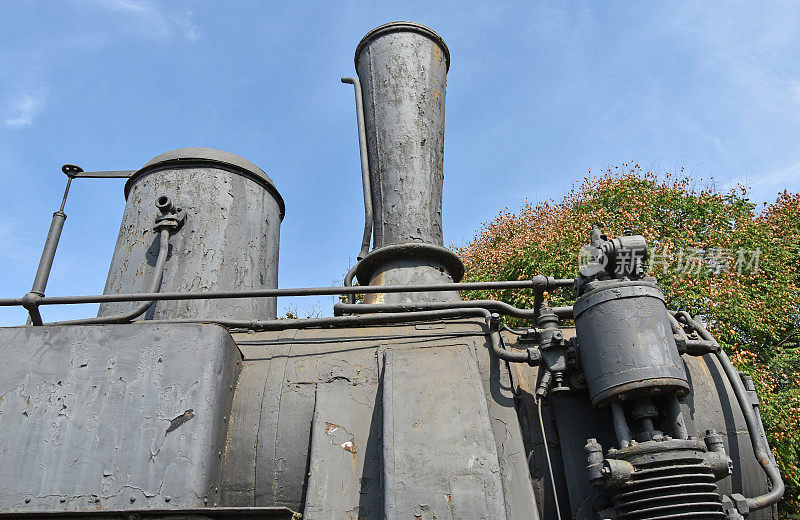 一个生锈的旧火车头的烟囱