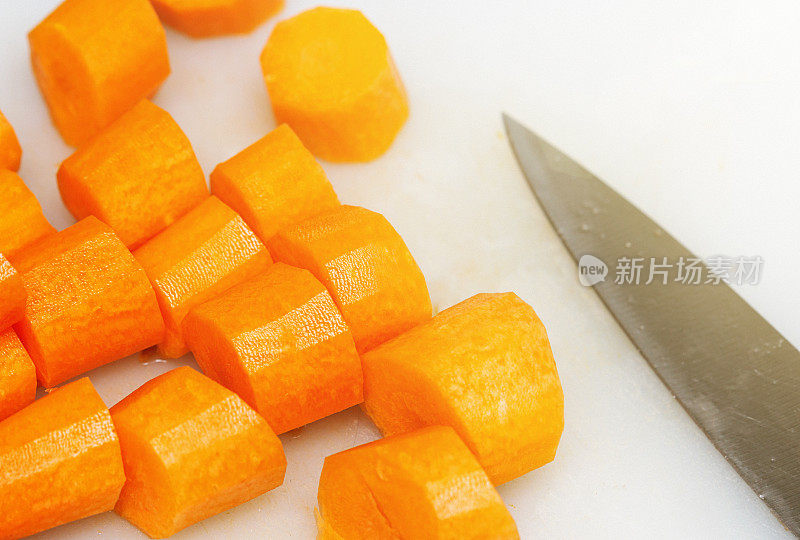用刀切成薄片的胡萝卜