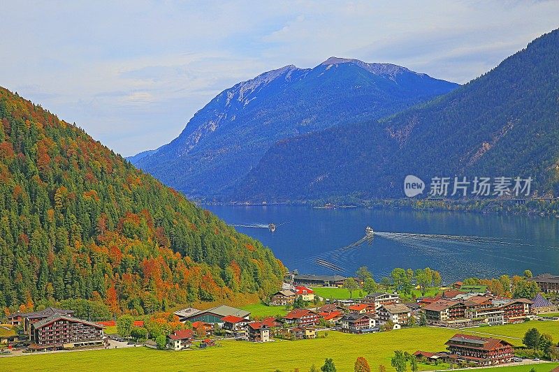 奥地利泰洛卡温德尔阿尔卑斯山脉上的阿钦湖和佩蒂绍