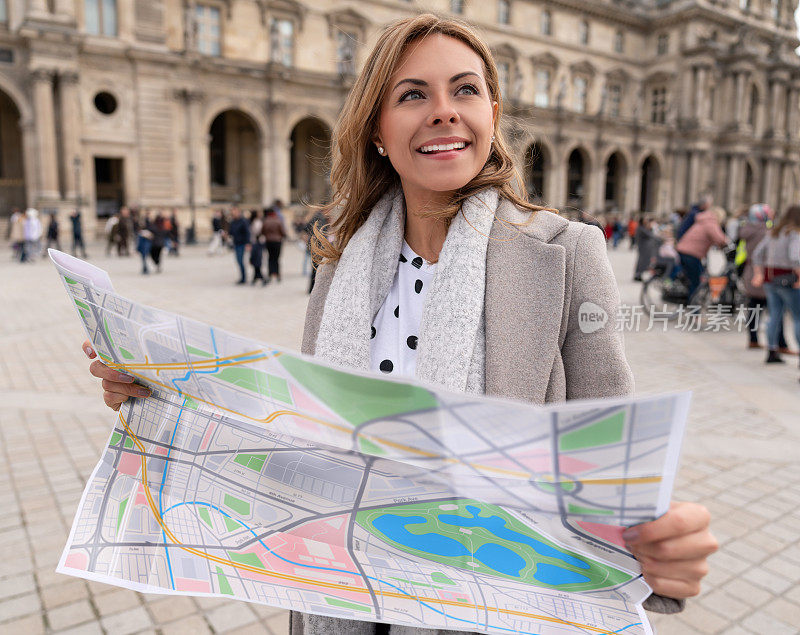 女性旅游观光与地图在巴黎