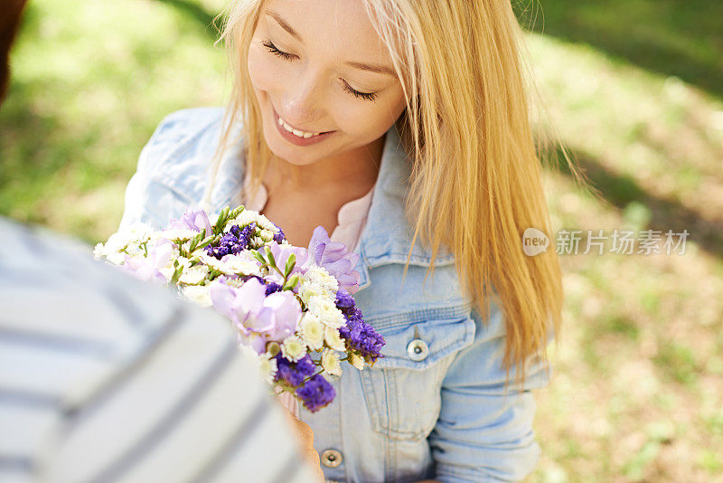 漂亮女人送花