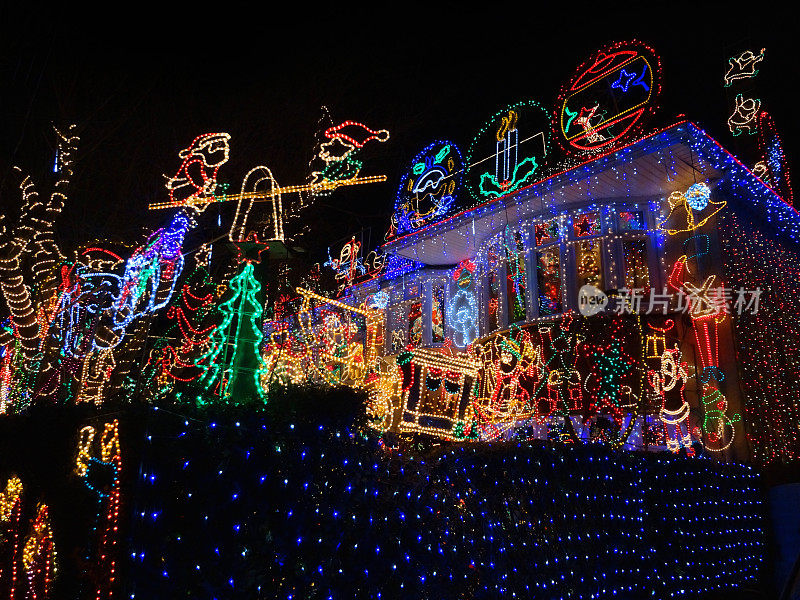 形象的房子，五颜六色的圣诞彩灯在晚上，夜间照明
