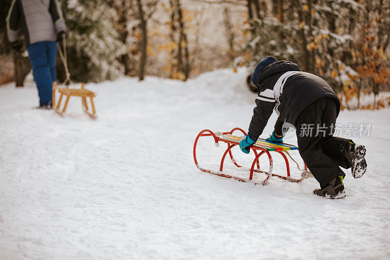 有雪橇的小男孩