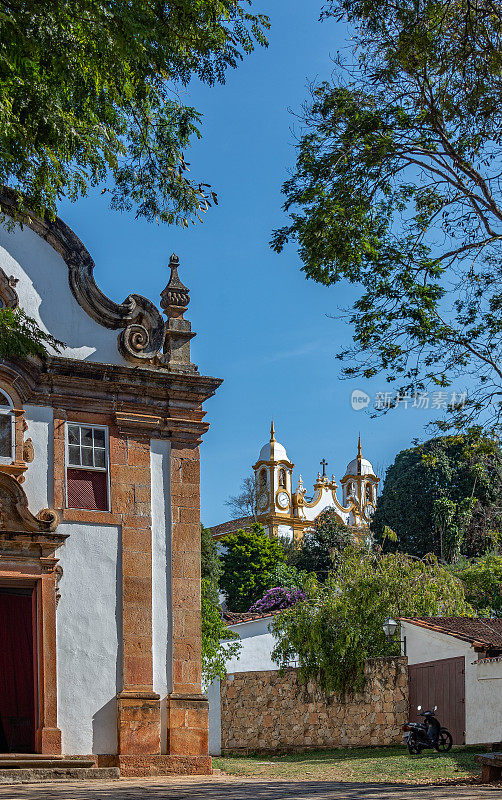 圣母大教堂在前景和圣教堂Antônio在背景-蒂拉登特斯，米纳斯吉拉斯州，巴西