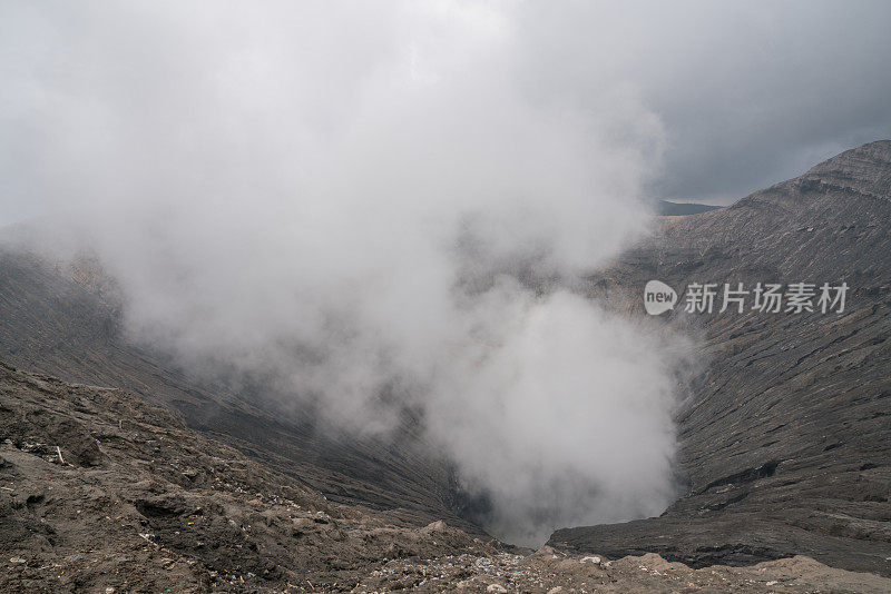 吸烟的火山坑