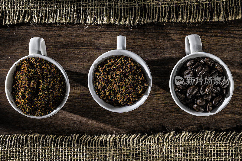 三杯咖啡豆，速溶咖啡和研磨咖啡在黄麻框架