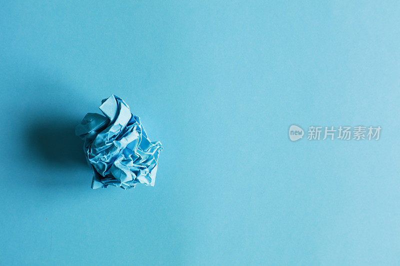 蓝色的纸和纸球