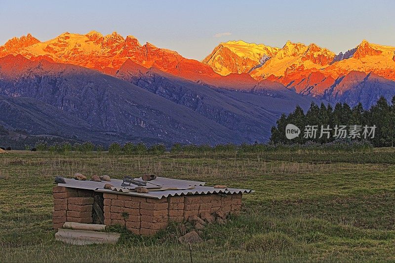 秘鲁，安第斯山脉，废弃的干草谷仓和日落时分的布兰卡山脉