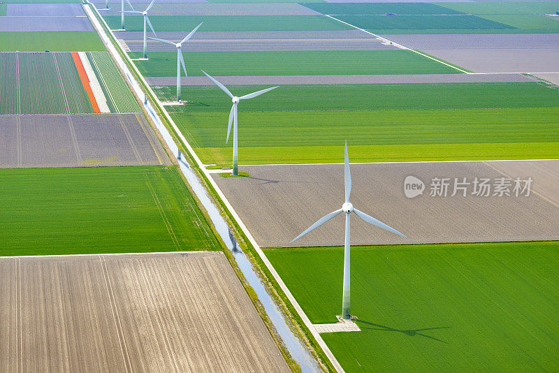 鸟瞰图上的风力涡轮机在一个农业领域在弗莱弗兰，荷兰