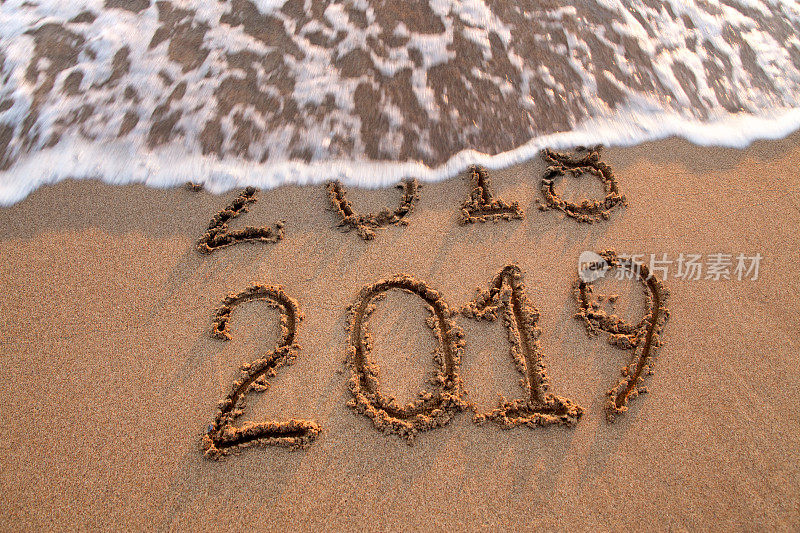 2019年和2018年的新年，在海浪的沙滩上