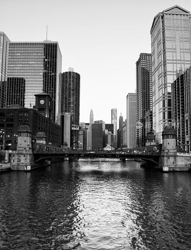 芝加哥市中心河上的桥。黑色和白色。