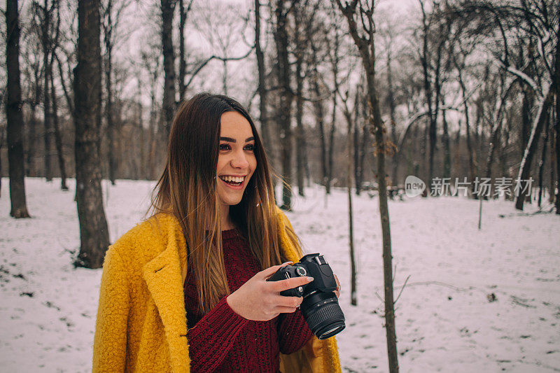 快乐的女人拍雪