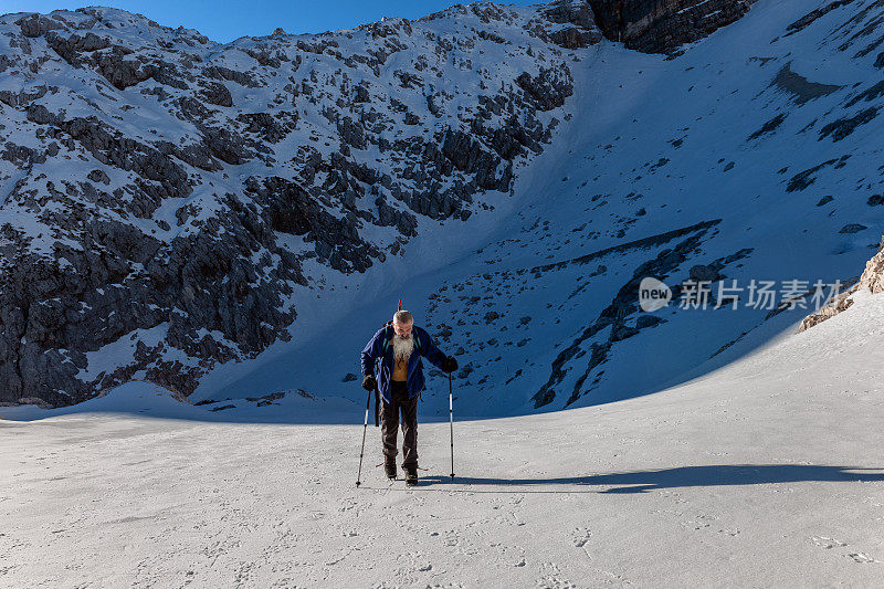 长胡子资深登山者，卡宁，特里格拉夫国家公园，朱利安阿尔卑斯山，斯洛文尼亚，欧洲。