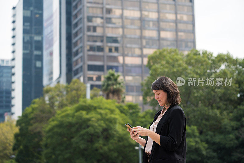 拉丁美洲的女商人正在搬家