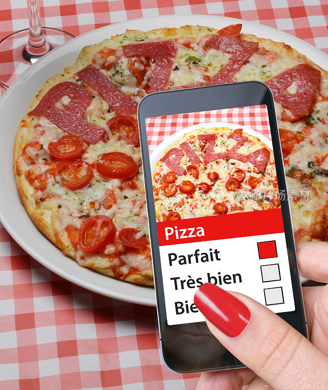 一位法国女士用她的智能手机给披萨打分
