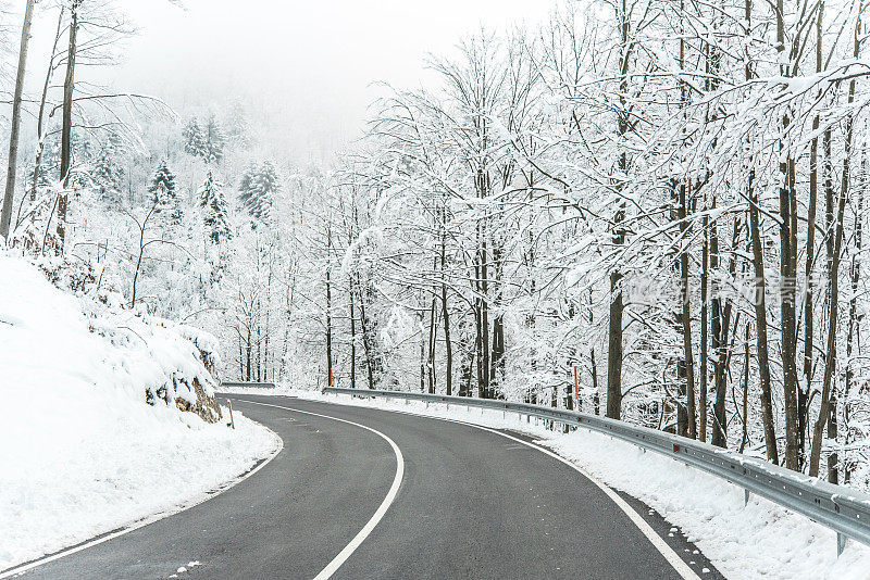 空旷的道路穿过白雪覆盖的景观