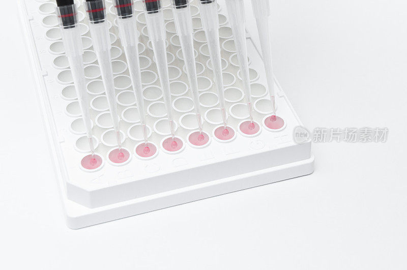多通道移液管和96孔白板用于细胞分析
