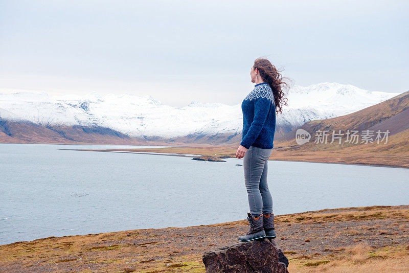 35岁左右的美国妇女在冰岛旅游，欣赏风景