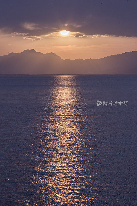 海上日落。悬崖上史诗般的景色