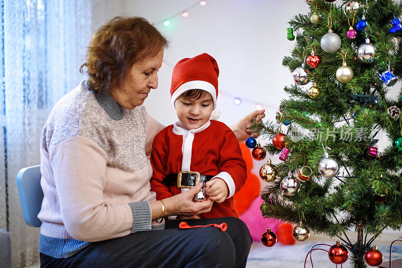 奶奶和孙子在装饰圣诞树