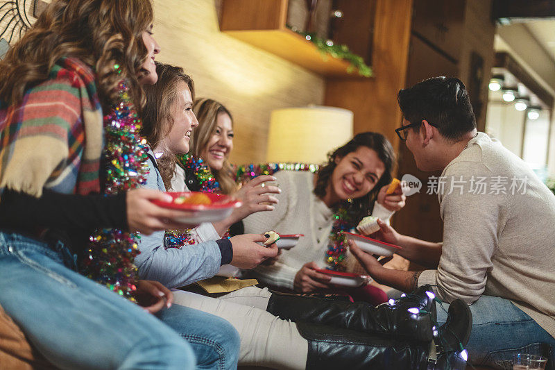 Z一代西班牙裔和混血儿圣诞派对节日季庆祝活动