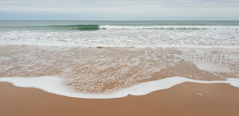 到达海滩的海浪