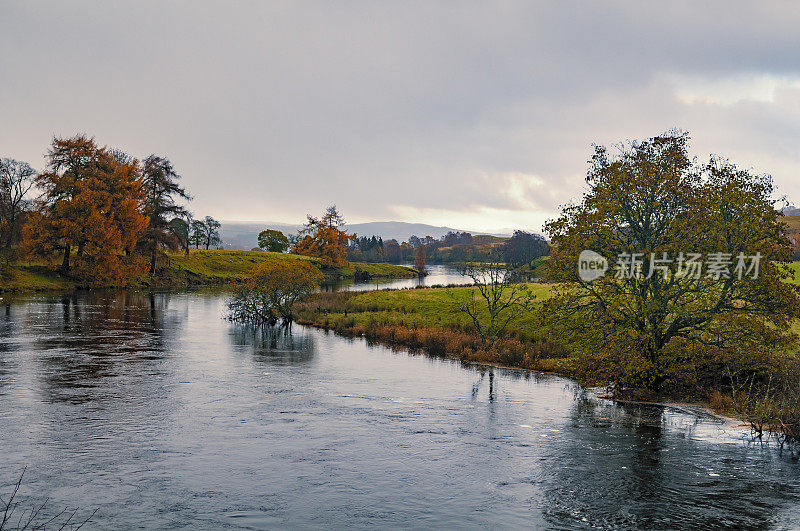 在一个多云的冬天，在苏格兰高地的兰诺奇湖附近的Gaur河