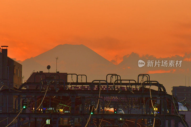 富士山:东京住宅区的夜景