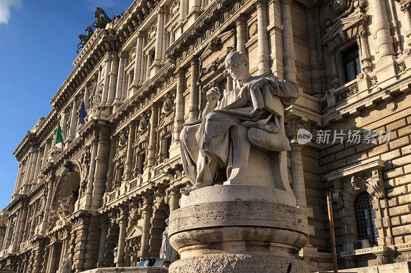 西班牙广场位于西班牙台阶的底部，是意大利罗马最著名的广场之一