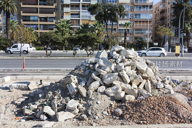 公路附近的铺面砖损坏