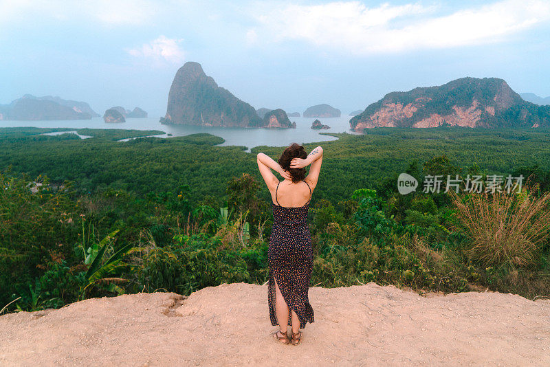 女人站在那里，望着攀雅湾