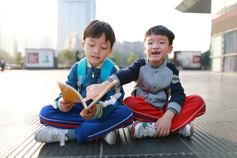 小男孩步行去学校