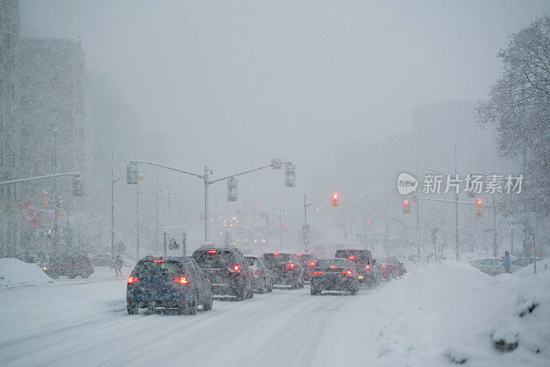 在暴风雪中开车