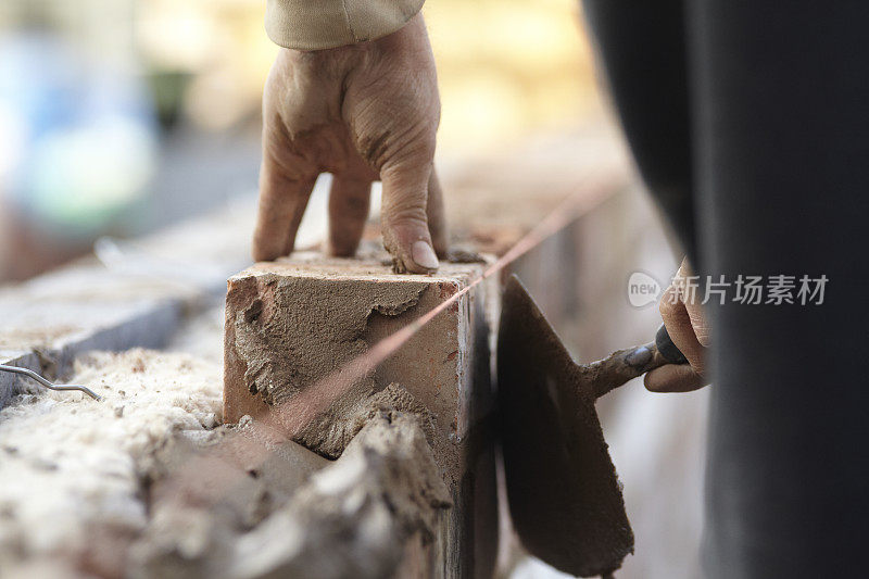 砖匠用再生砖建造新的扩建部分