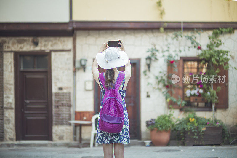 旅行者，女人用手机拍照