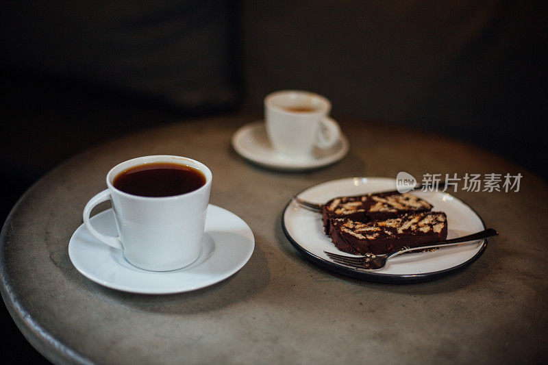 咖啡和蛋糕在咖啡馆的桌子上