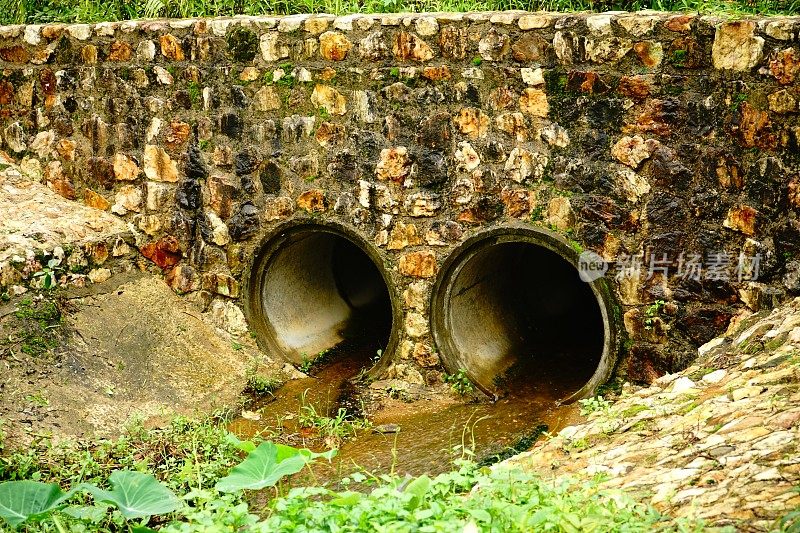 拱顶淹没地下红砖排水下水道隧道