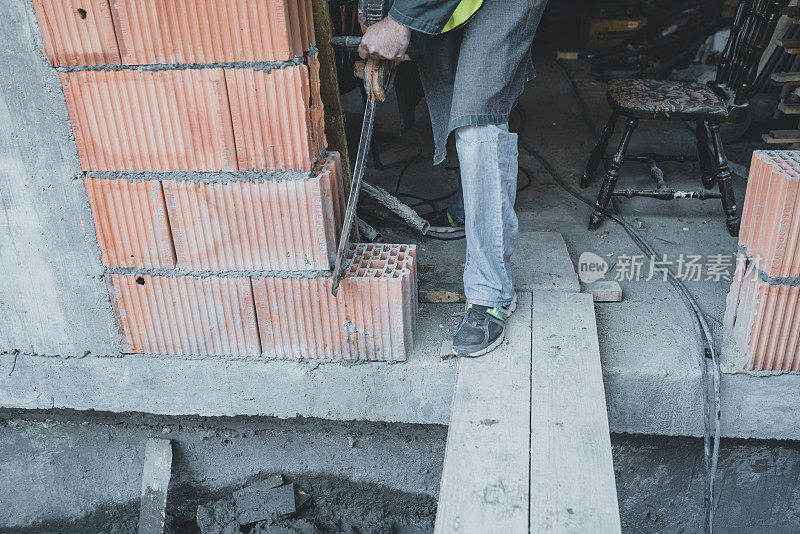 建筑工人正在为建墙准备砖