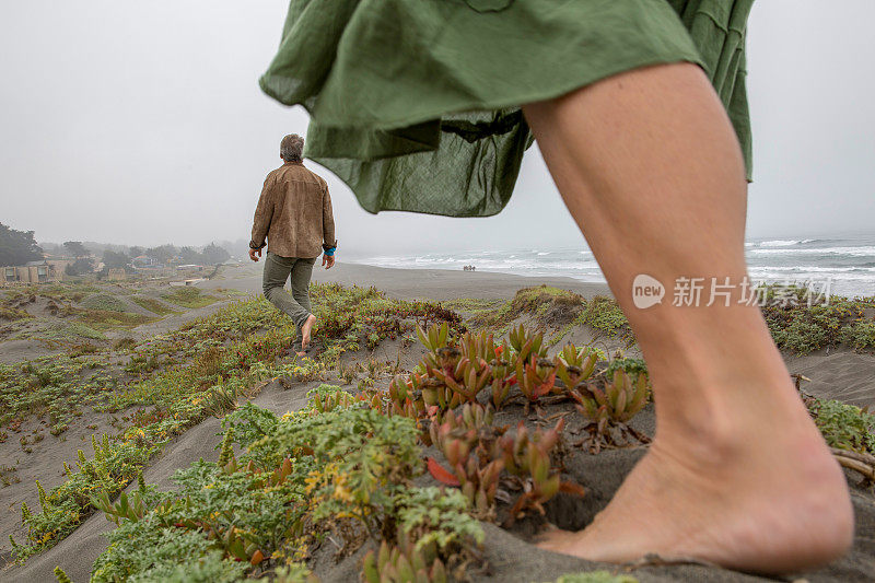低角度的女人走在海洋的灌木光脚
