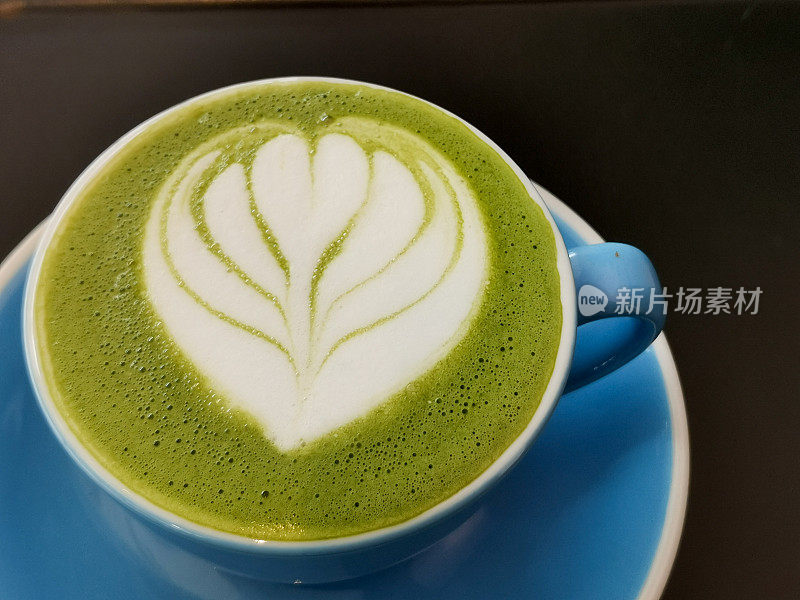 心形泡沫艺术的绿茶拿铁